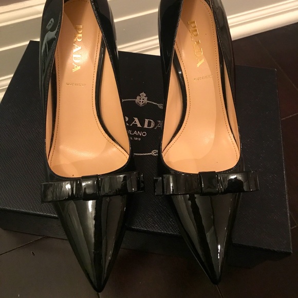 ❤️‍🔥100% authentic Prada bow pumps 38.5 🖤 - Picture 1 of 2